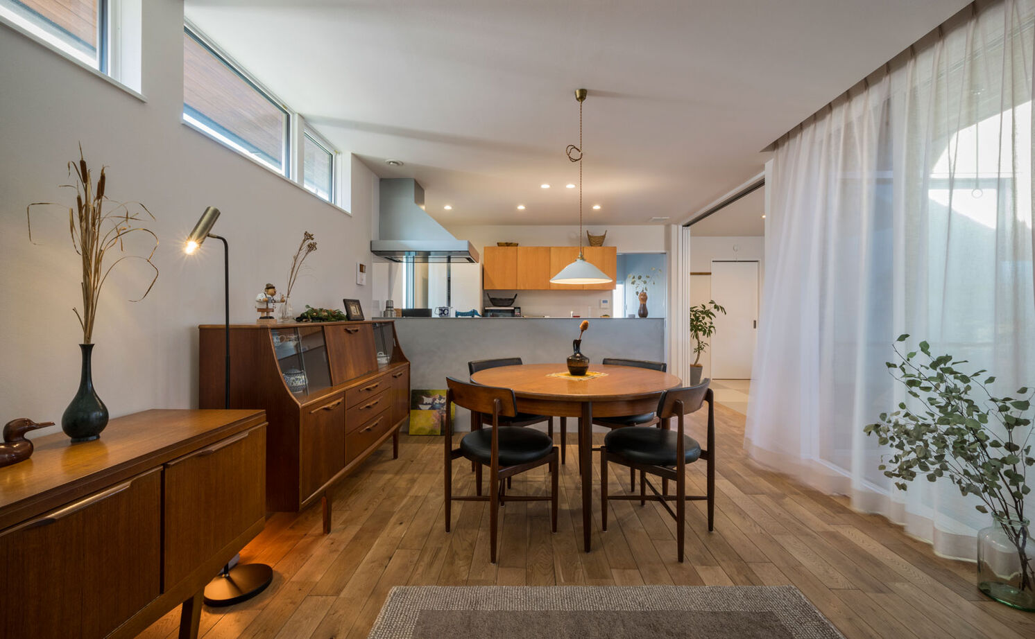 グランハウス 一級建築士事務所 【1000万円台/平屋/コの字/20坪台/間取り図】アンティーク家具が似合う平屋。和の坪庭を愛でて、旅の風情の建築実例画像2