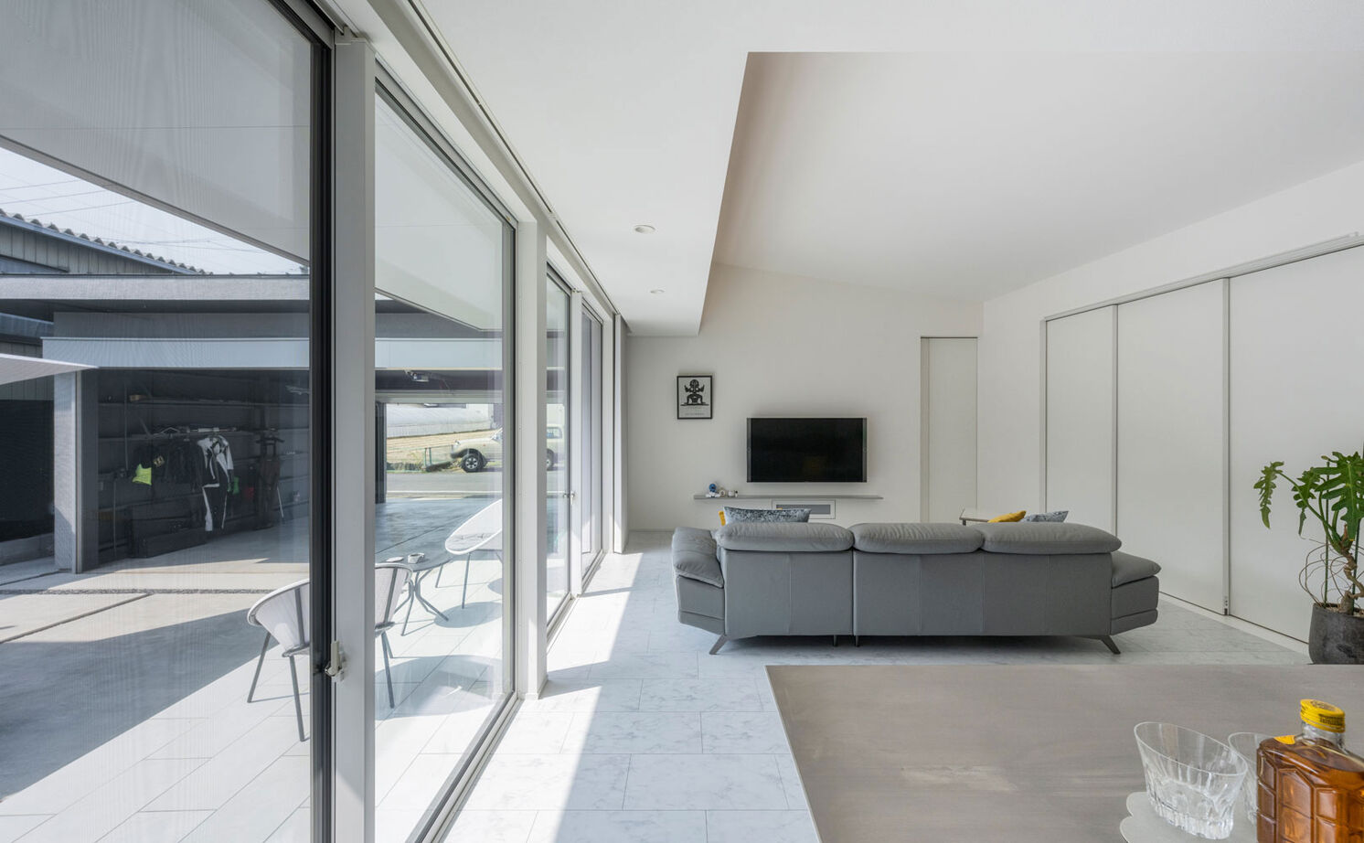 グランハウス 一級建築士事務所 【2000万円台/平屋/特注キッチン/40坪台/間取り図】白が輝くホテルライクな平屋。中庭で仲間とOFFタイムの建築実例画像2