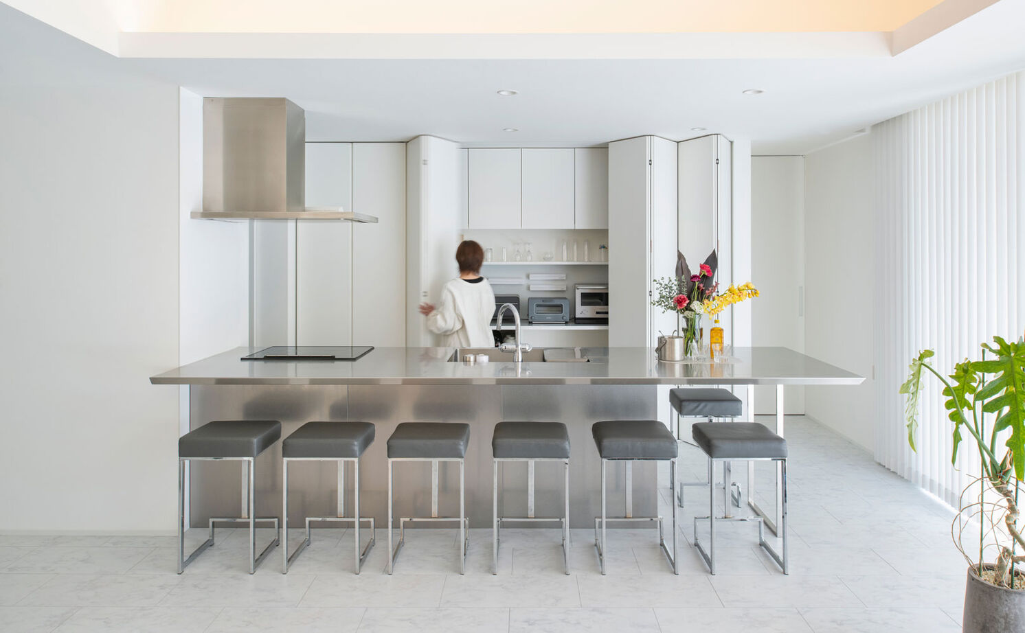 グランハウス 一級建築士事務所 【2000万円台/平屋/特注キッチン/40坪台/間取り図】白が輝くホテルライクな平屋。中庭で仲間とOFFタイムの建築実例画像3