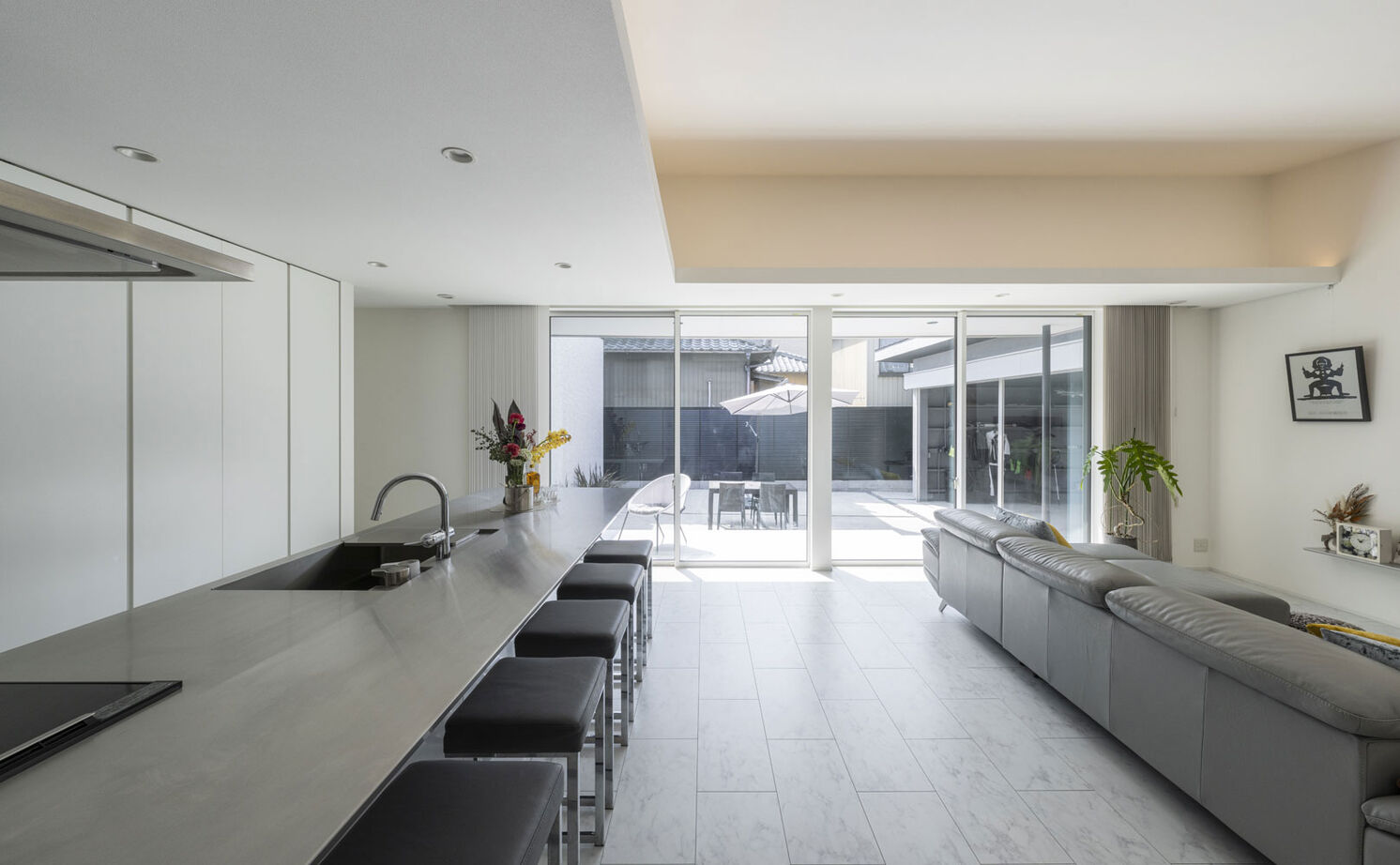 グランハウス 一級建築士事務所 【2000万円台/平屋/特注キッチン/40坪台/間取り図】白が輝くホテルライクな平屋。中庭で仲間とOFFタイムの建築実例画像4