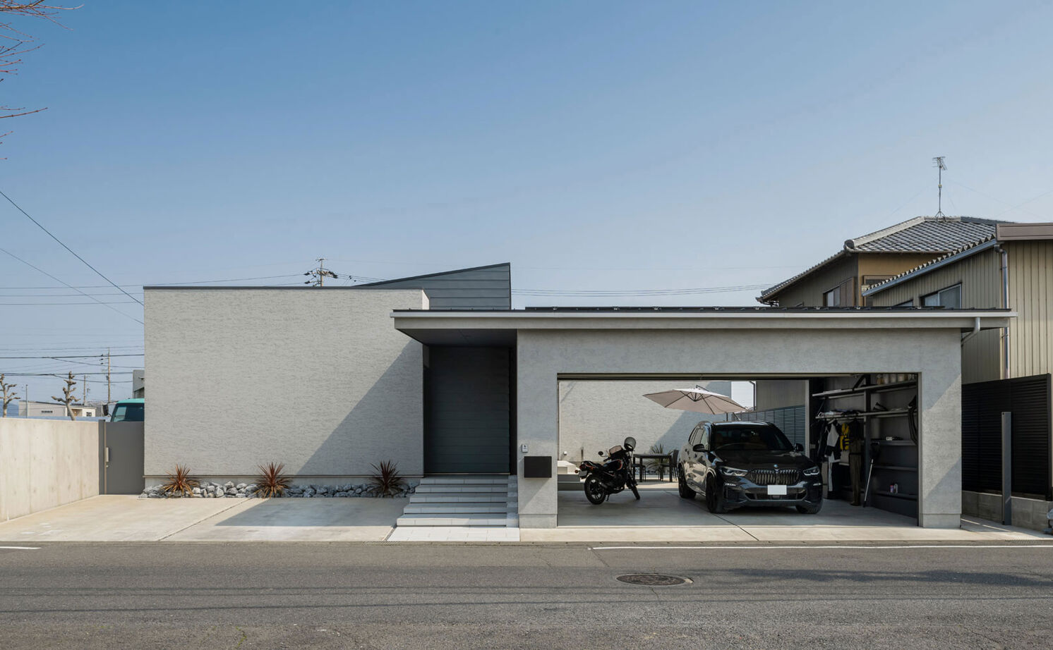 グランハウス 一級建築士事務所 【2000万円台/平屋/特注キッチン/40坪台/間取り図】白が輝くホテルライクな平屋。中庭で仲間とOFFタイムの建築実例画像5