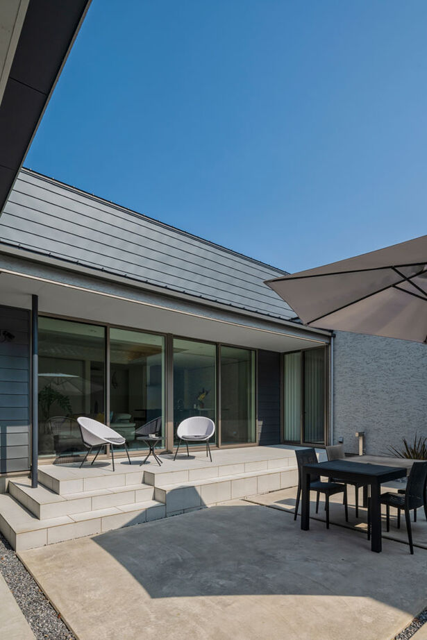 グランハウス 一級建築士事務所 【2000万円台/平屋/特注キッチン/40坪台/間取り図】白が輝くホテルライクな平屋。中庭で仲間とOFFタイムの建築実例画像6