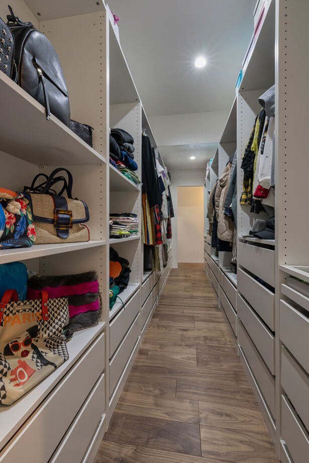 グランハウス 一級建築士事務所 【2000万円台/平屋/特注キッチン/40坪台/間取り図】白が輝くホテルライクな平屋。中庭で仲間とOFFタイムの建築実例画像10