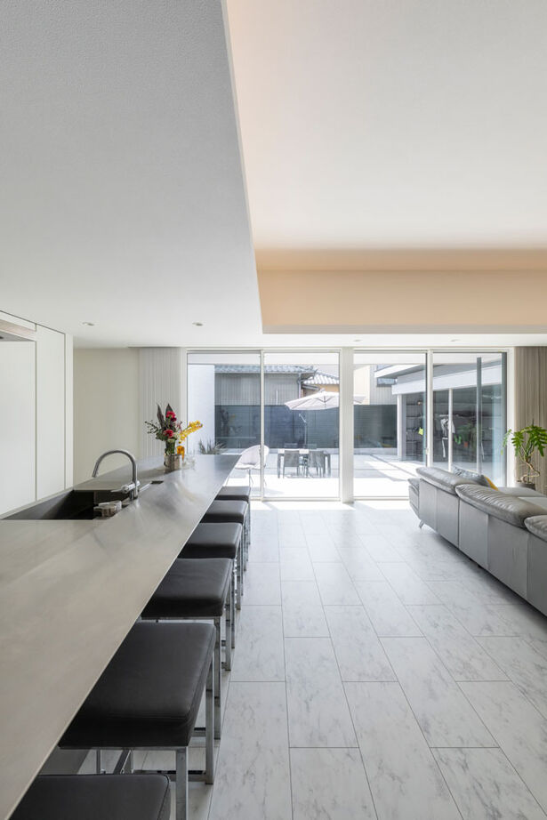 グランハウス 一級建築士事務所 【2000万円台/平屋/特注キッチン/40坪台/間取り図】白が輝くホテルライクな平屋。中庭で仲間とOFFタイムの建築実例画像13