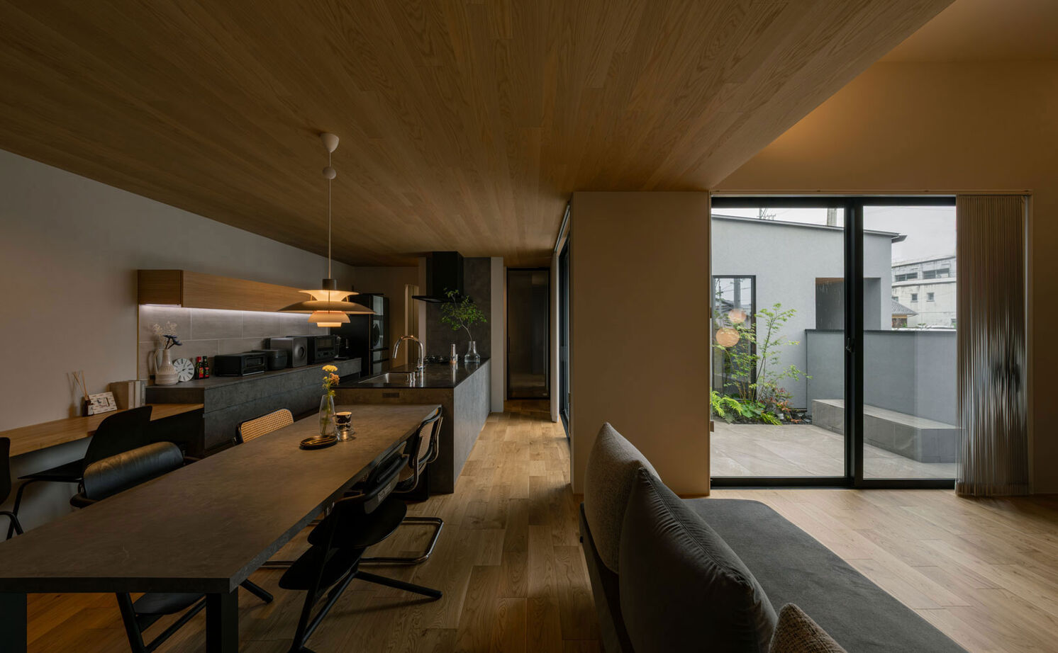 グランハウス 一級建築士事務所 【2000万円台/平屋風/中庭/30坪台/間取り図】陰影や動線に美意識が宿る、コの字の邸宅。視線の抜けも圧巻の建築実例画像2