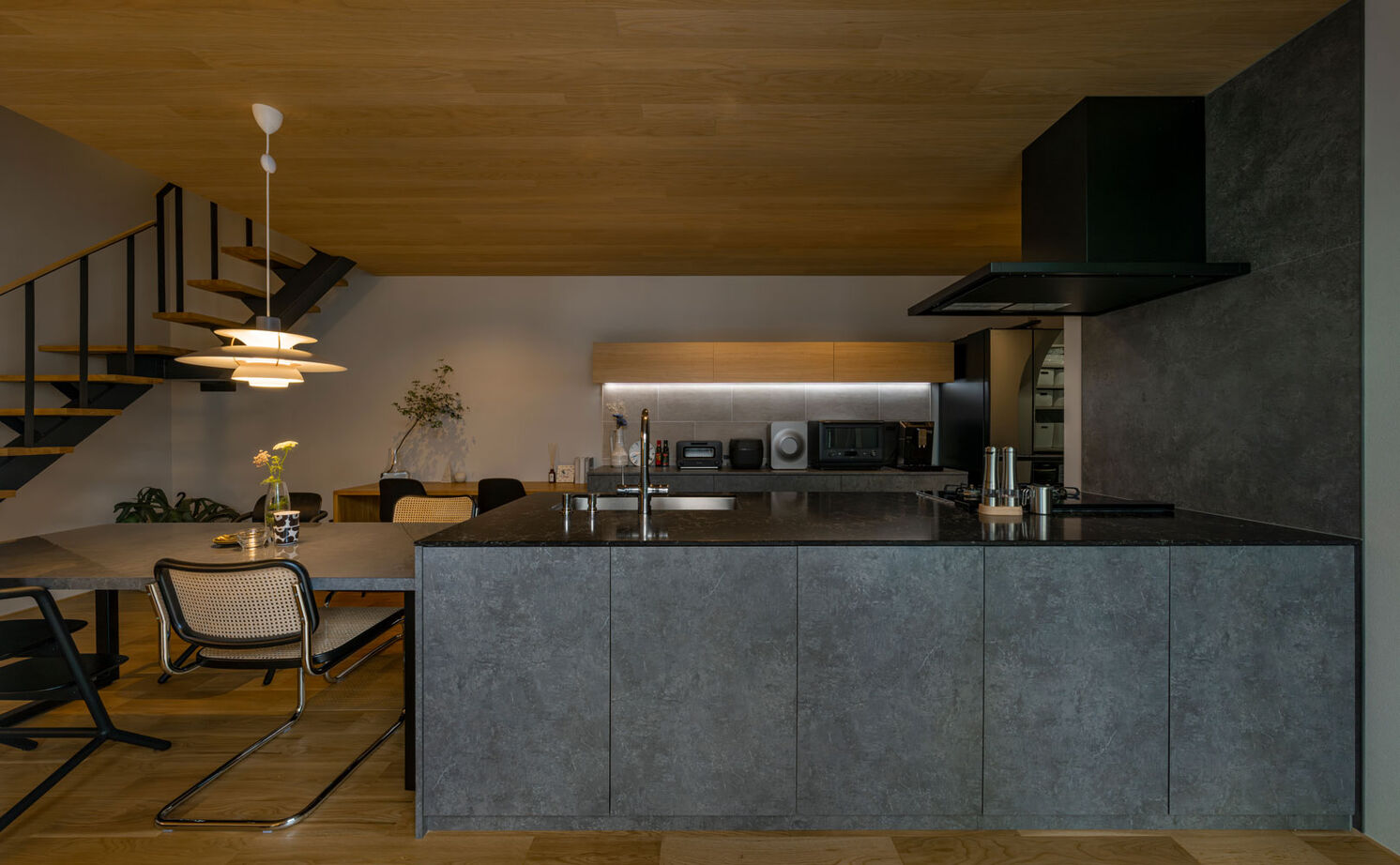 グランハウス 一級建築士事務所 【2000万円台/平屋風/中庭/30坪台/間取り図】陰影や動線に美意識が宿る、コの字の邸宅。視線の抜けも圧巻の建築実例画像3