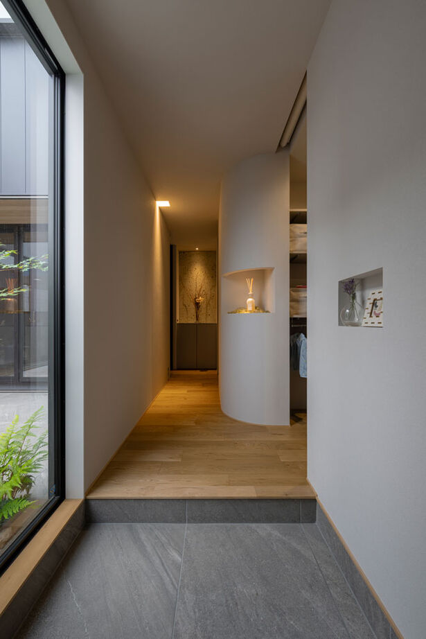 グランハウス 一級建築士事務所 【2000万円台/平屋風/中庭/30坪台/間取り図】陰影や動線に美意識が宿る、コの字の邸宅。視線の抜けも圧巻の建築実例画像4