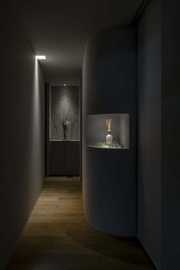 グランハウス 一級建築士事務所 【2000万円台/平屋風/中庭/30坪台/間取り図】陰影や動線に美意識が宿る、コの字の邸宅。視線の抜けも圧巻の建築実例画像10