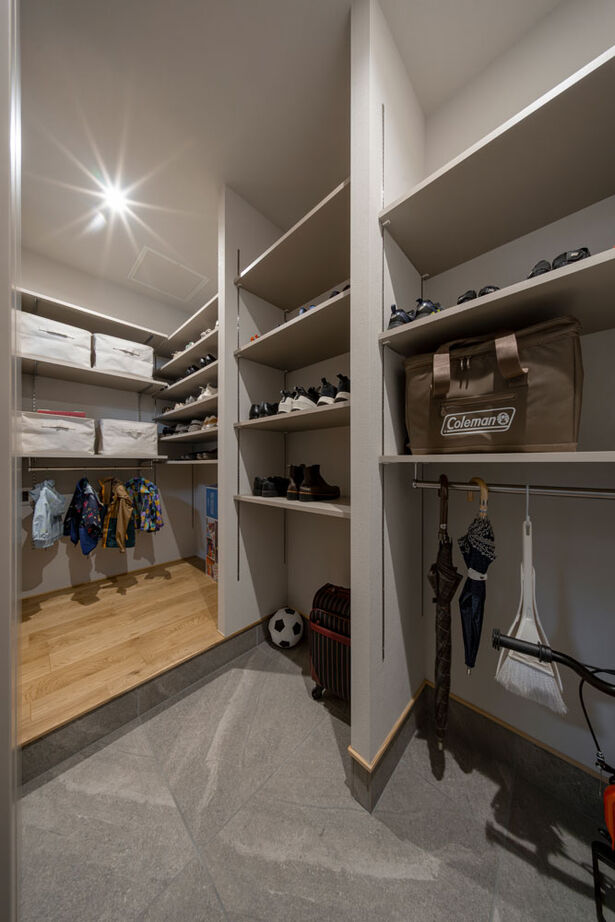 グランハウス 一級建築士事務所 【2000万円台/平屋風/中庭/30坪台/間取り図】陰影や動線に美意識が宿る、コの字の邸宅。視線の抜けも圧巻の建築実例画像13