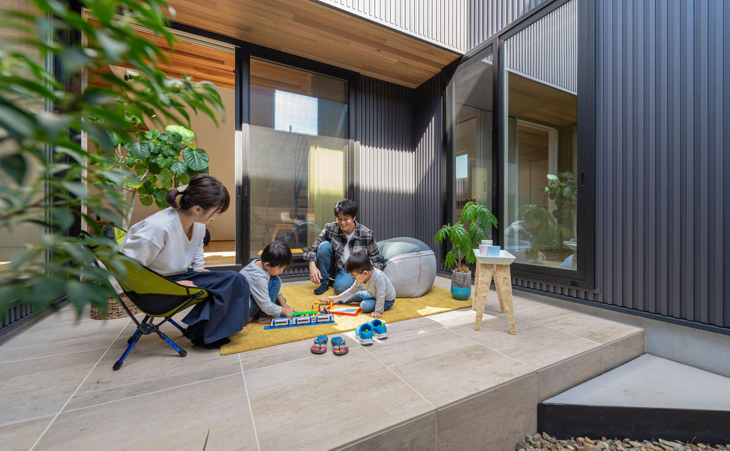 グランハウス 一級建築士事務所 【2000万円台/ビルトインガレージ/中庭/間取り図】吹抜けから自然光と気配が広がるバイクガレージのある家の建築実例画像2