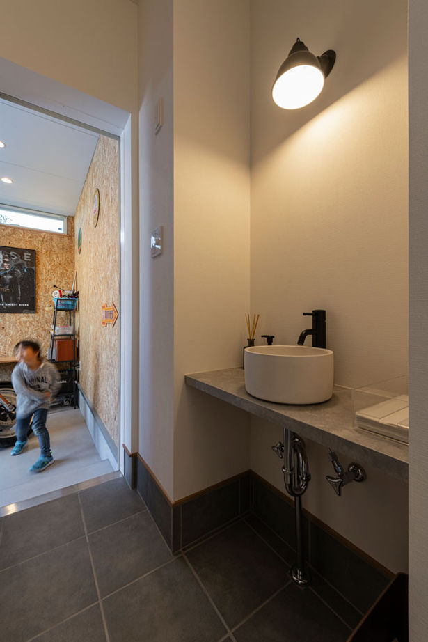 グランハウス 一級建築士事務所 【2000万円台/ビルトインガレージ/中庭/間取り図】吹抜けから自然光と気配が広がるバイクガレージのある家の建築実例画像5