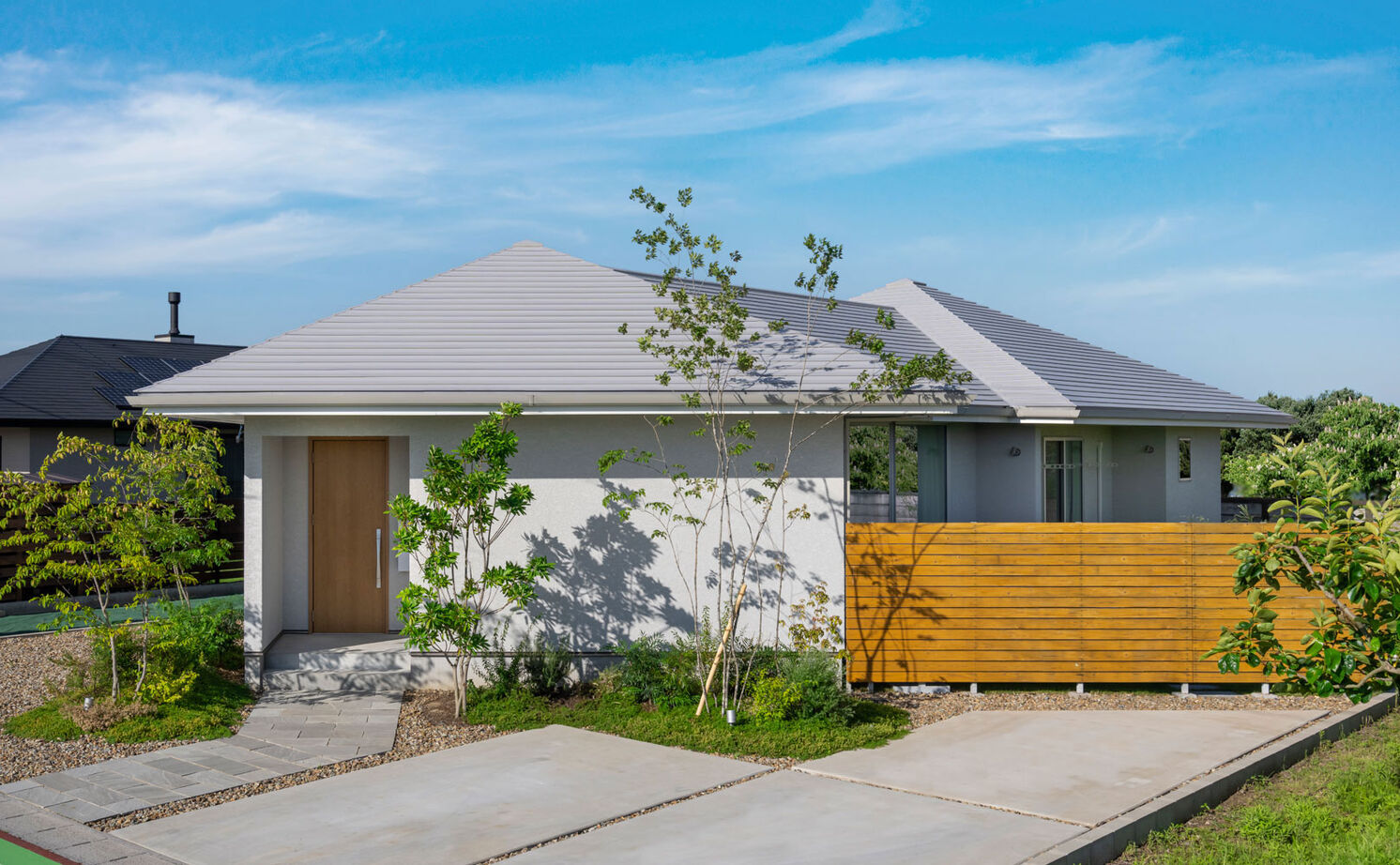 グランハウス 一級建築士事務所 【平屋/への字/北欧】大人のスカンジナビアンスタイルを満喫。への字を描く平屋は、家族の距離感が心地いいの建築実例画像1