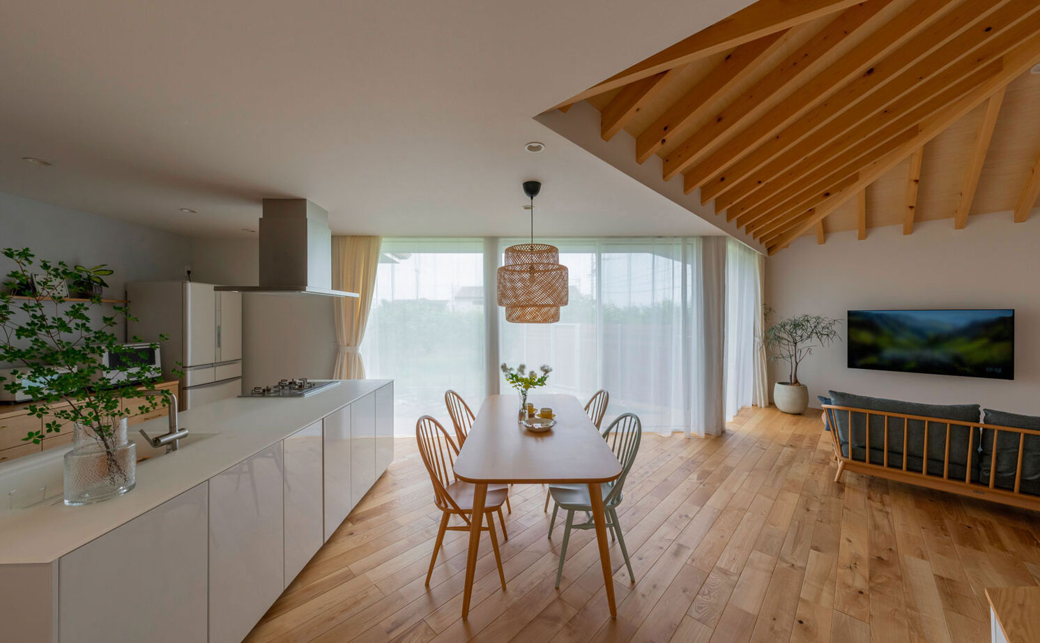 グランハウス 一級建築士事務所 【平屋/への字/北欧】大人のスカンジナビアンスタイルを満喫。への字を描く平屋は、家族の距離感が心地いいの建築実例画像2