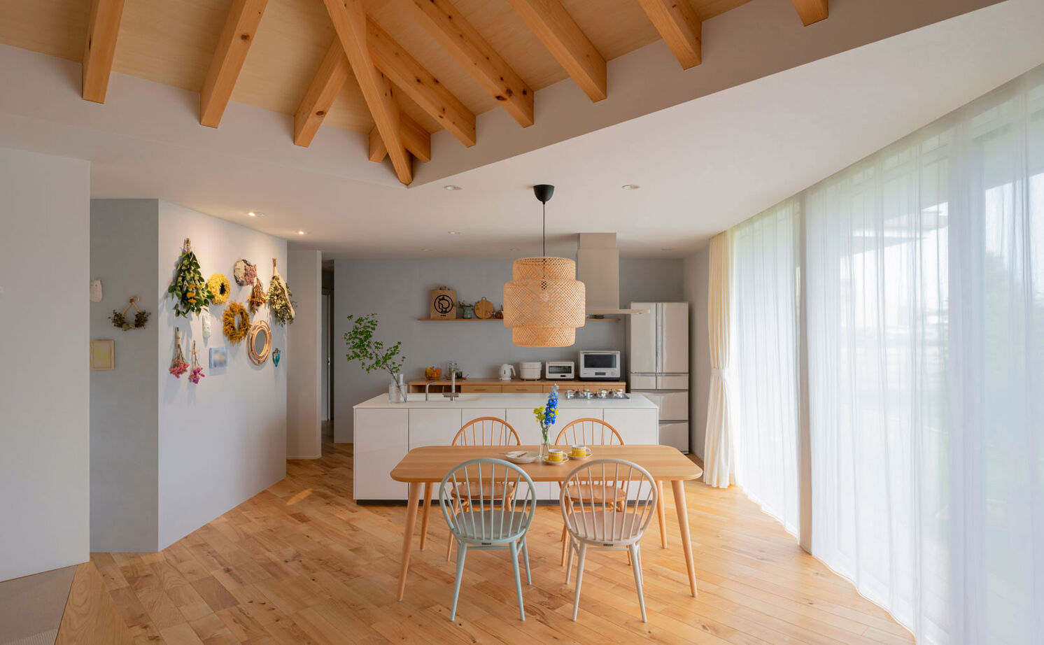 グランハウス 一級建築士事務所 【平屋/への字/北欧】大人のスカンジナビアンスタイルを満喫。への字を描く平屋は、家族の距離感が心地いいの建築実例画像3