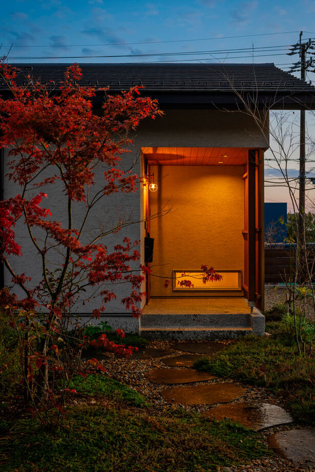 グランハウス 一級建築士事務所 【2000万円台/平屋/4LDK/間取り図】夕暮れに映える瓦屋根の平屋。和を醸すデザインと家事ラクを32坪に凝縮の建築実例画像2