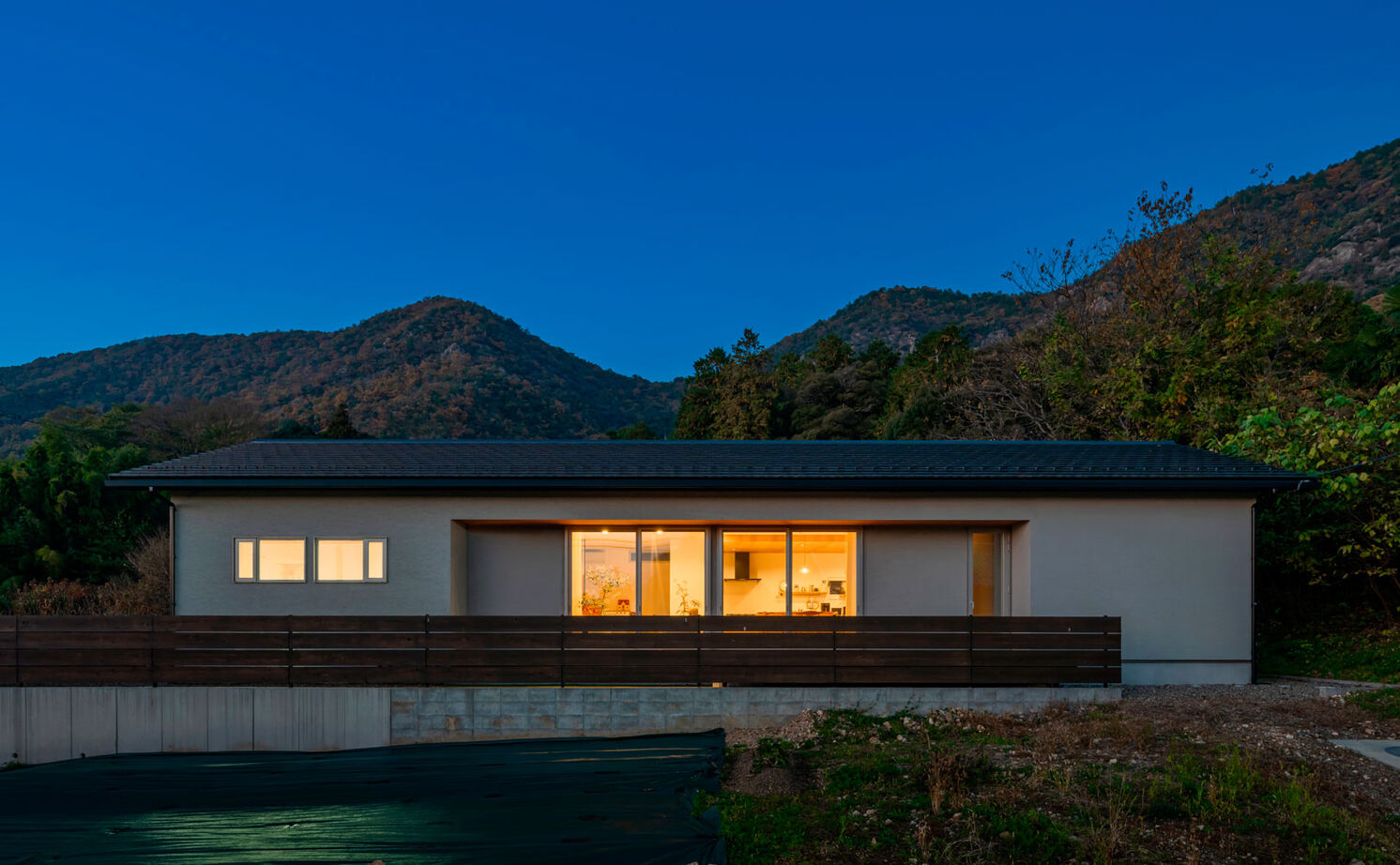 グランハウス 一級建築士事務所 【2000万円台/平屋/4LDK/間取り図】夕暮れに映える瓦屋根の平屋。和を醸すデザインと家事ラクを32坪に凝縮の建築実例画像4