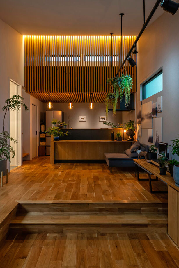 グランハウス 一級建築士事務所 【2000万円台/平屋/ロの字/中庭】街並みに溶け合う、美術館のような平屋。LDKには宙に浮かぶ“格子の箱”がの建築実例画像2