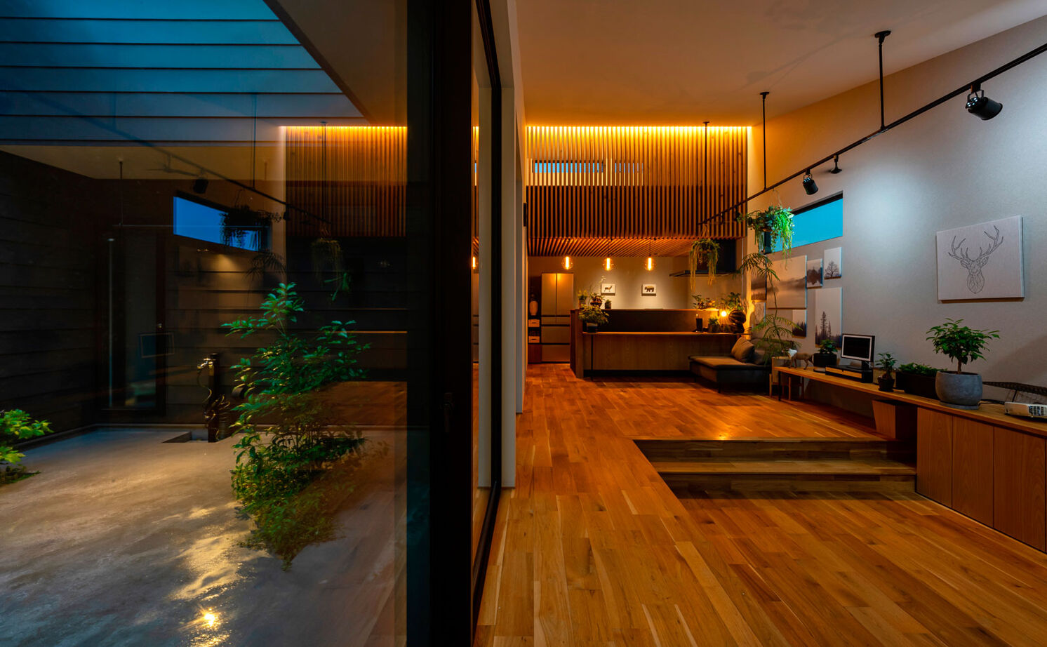 グランハウス 一級建築士事務所 【2000万円台/平屋/ロの字/中庭】街並みに溶け合う、美術館のような平屋。LDKには宙に浮かぶ“格子の箱”がの建築実例画像4