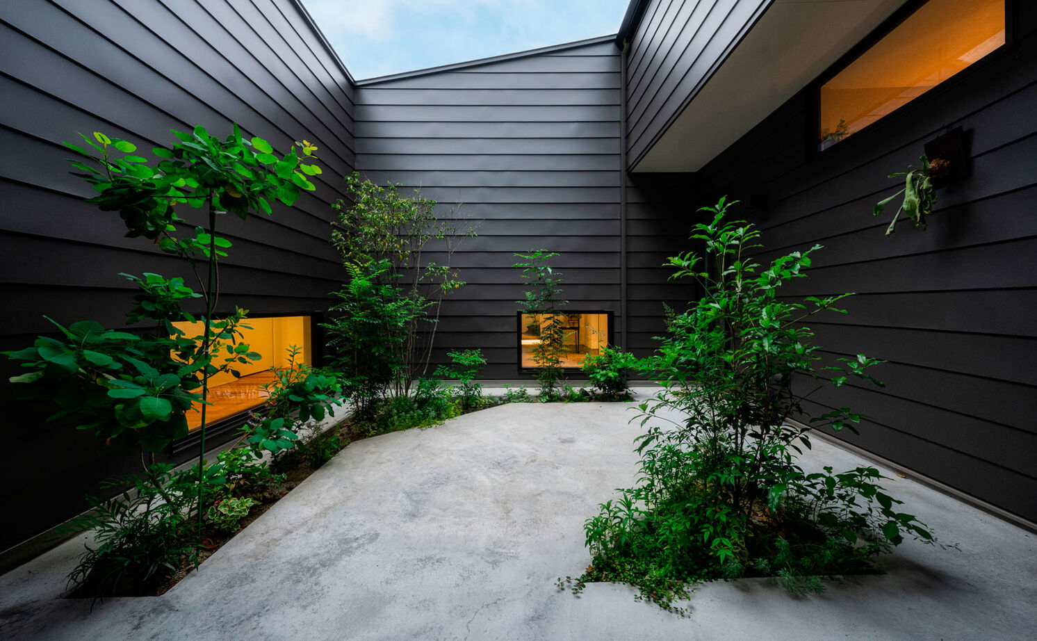 グランハウス 一級建築士事務所 【2000万円台/平屋/ロの字/中庭】街並みに溶け合う、美術館のような平屋。LDKには宙に浮かぶ“格子の箱”がの建築実例画像6