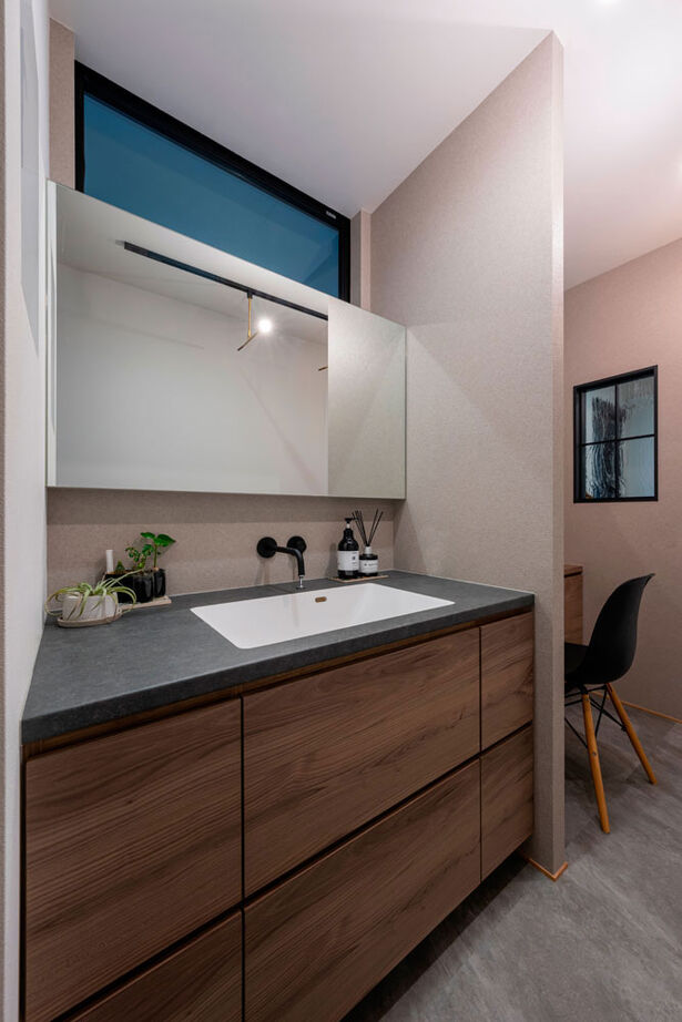 グランハウス 一級建築士事務所 【2000万円台/平屋/ロの字/中庭】街並みに溶け合う、美術館のような平屋。LDKには宙に浮かぶ“格子の箱”がの建築実例画像12