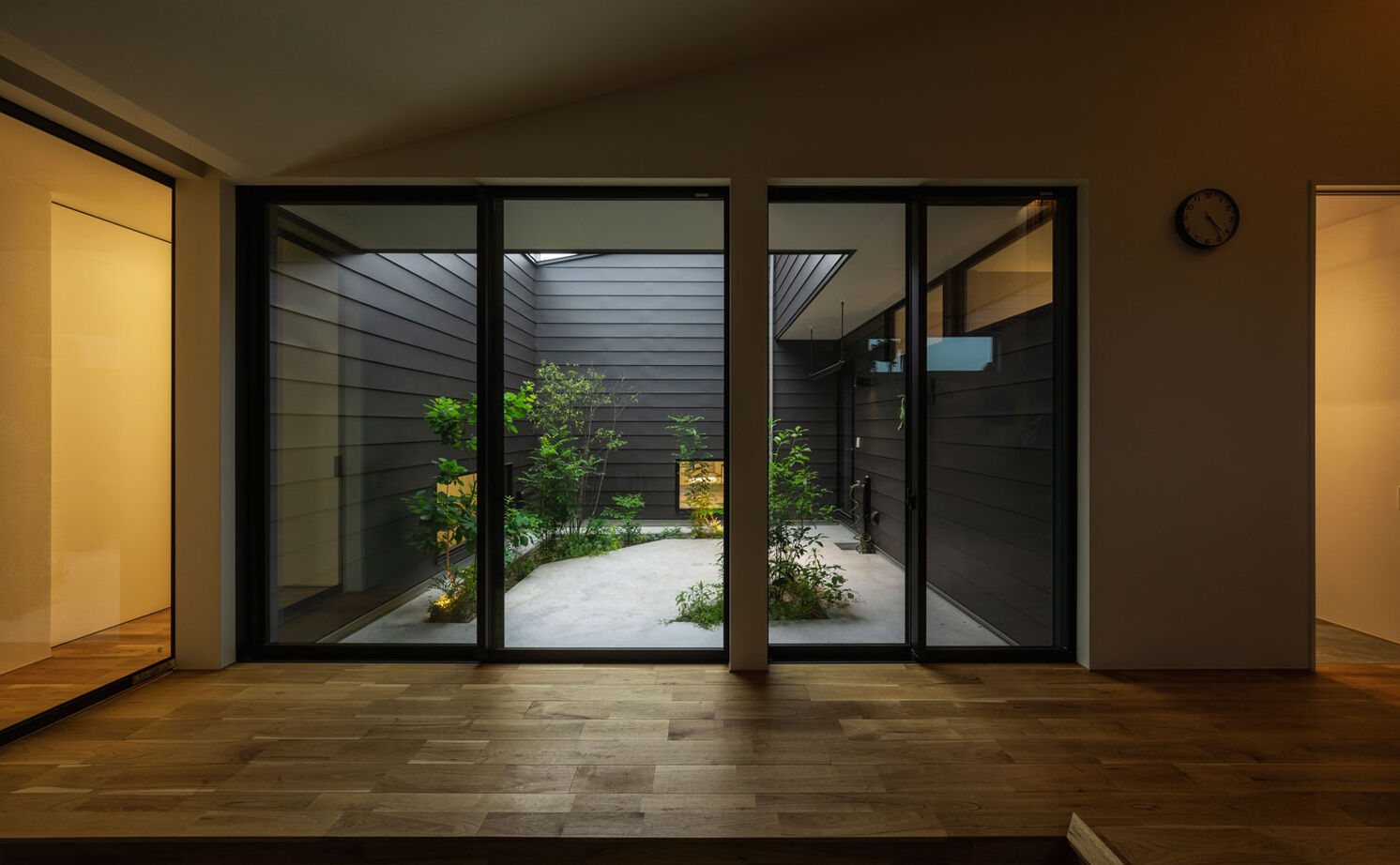 グランハウス 一級建築士事務所 【2000万円台/平屋/ロの字/中庭】街並みに溶け合う、美術館のような平屋。LDKには宙に浮かぶ“格子の箱”がの建築実例画像14