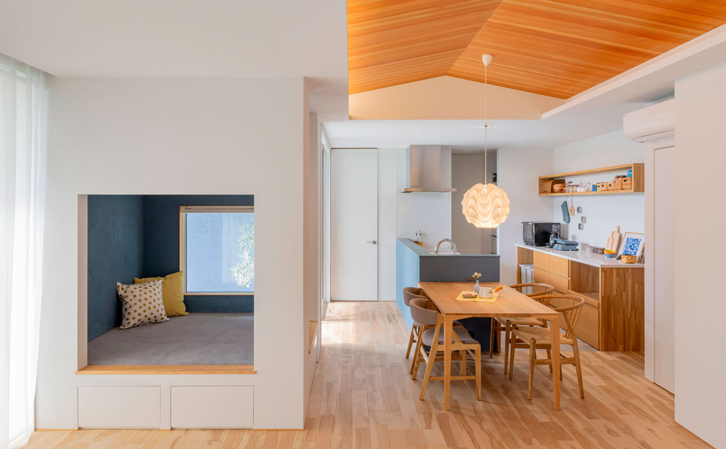 グランハウス 一級建築士事務所 【2000万円台/平屋/4LDK/間取り図】青の壁をすっと差した、北欧ナチュラルな平屋。まどろみのヌックも最高の建築実例画像2