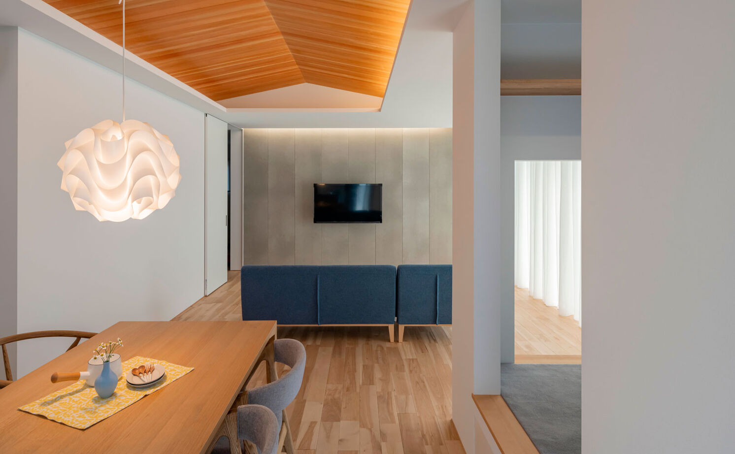 グランハウス 一級建築士事務所 【2000万円台/平屋/4LDK/間取り図】青の壁をすっと差した、北欧ナチュラルな平屋。まどろみのヌックも最高の建築実例画像4