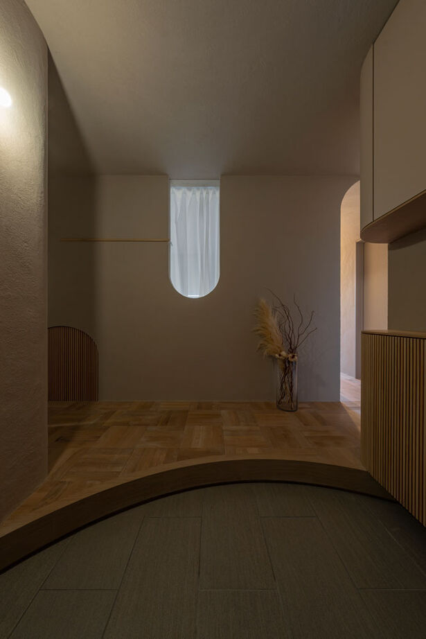 グランハウス 一級建築士事務所 【3000万円台/平屋/30坪台/間取り図】柔らかなRを描く天井やらせん階段。上品で美しい平屋に家事ラクを内包の建築実例画像7