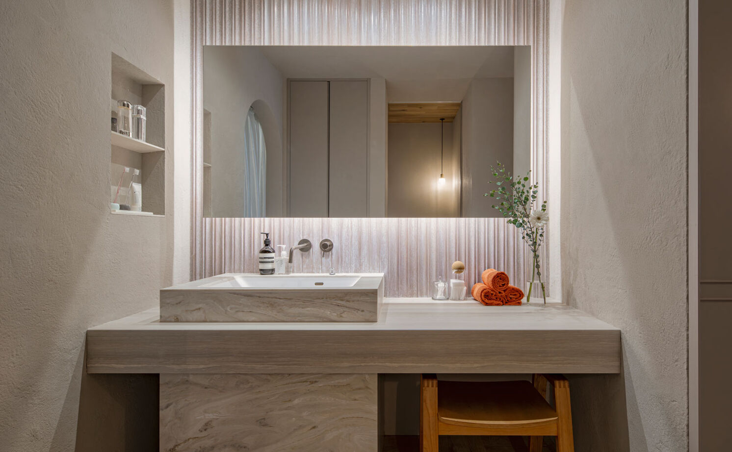 グランハウス 一級建築士事務所 【3000万円台/平屋/30坪台/間取り図】柔らかなRを描く天井やらせん階段。上品で美しい平屋に家事ラクを内包の建築実例画像10