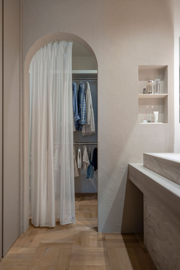 グランハウス 一級建築士事務所 【3000万円台/平屋/30坪台/間取り図】柔らかなRを描く天井やらせん階段。上品で美しい平屋に家事ラクを内包の建築実例画像14