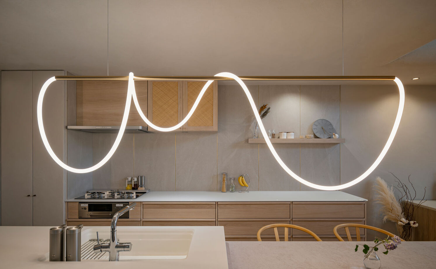 グランハウス 一級建築士事務所 【3000万円台/平屋/30坪台/間取り図】柔らかなRを描く天井やらせん階段。上品で美しい平屋に家事ラクを内包の建築実例画像15