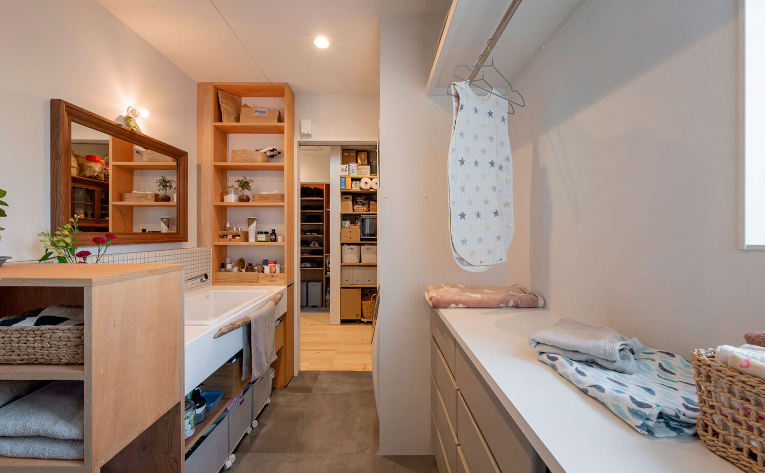 グランハウス 一級建築士事務所 【2000万円台/平屋/30坪台/間取り図】思い出をつなぐ平屋。２つのリビングやコの字キッチンで居心地抜群の建築実例画像8