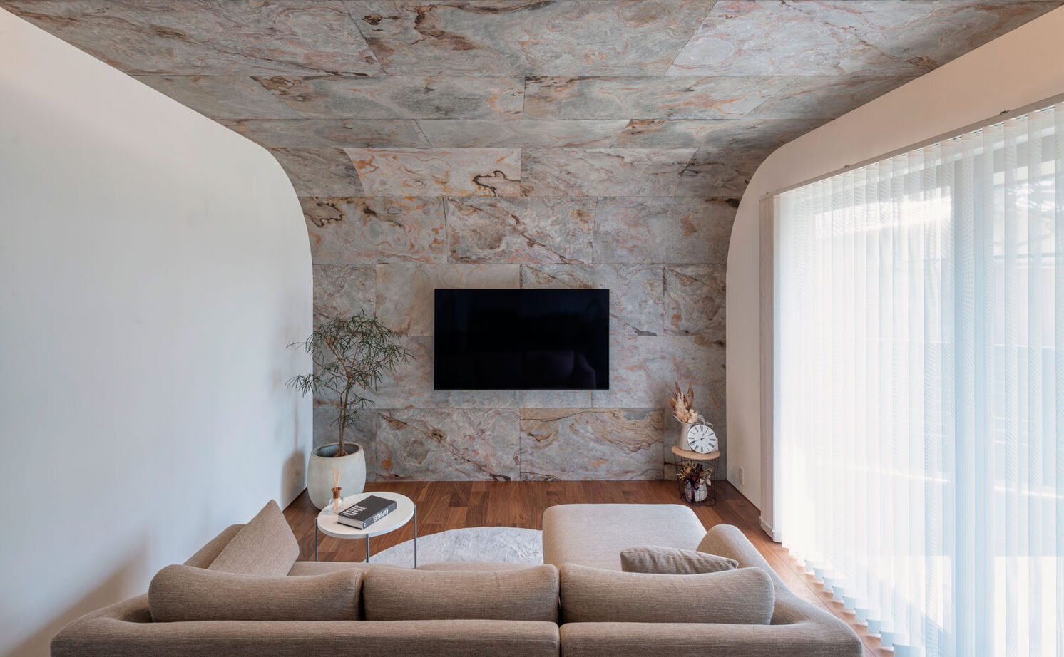 グランハウス 一級建築士事務所 【2000万円台/平屋/30坪台/間取り図】変形地を魅力に変えた、5LDKの平屋。曲線を描く石壁にゲストも驚く！の建築実例画像2