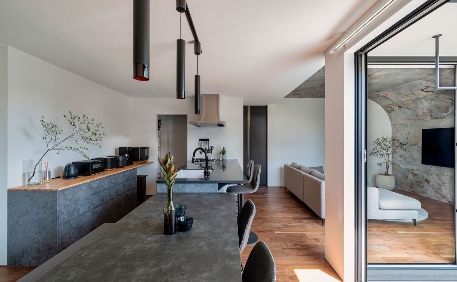 グランハウス 一級建築士事務所 【2000万円台/平屋/30坪台/間取り図】変形地を魅力に変えた、5LDKの平屋。曲線を描く石壁にゲストも驚く！の建築実例画像3