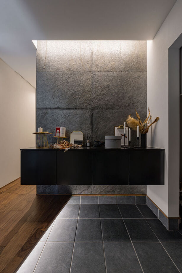 グランハウス 一級建築士事務所 【2000万円台/平屋/30坪台/間取り図】変形地を魅力に変えた、5LDKの平屋。曲線を描く石壁にゲストも驚く！の建築実例画像4