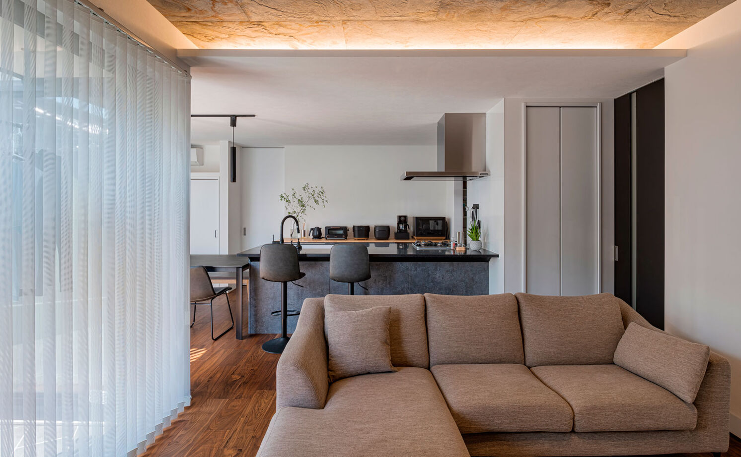 グランハウス 一級建築士事務所 【2000万円台/平屋/30坪台/間取り図】変形地を魅力に変えた、5LDKの平屋。曲線を描く石壁にゲストも驚く！の建築実例画像6