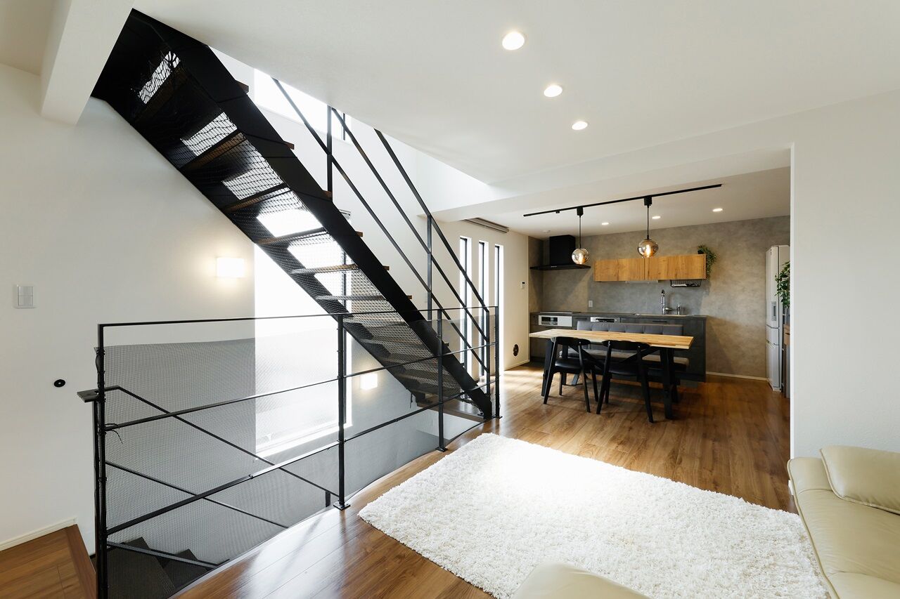 MD studio. 建築士とつくる家 【17坪/3階建て/間取り図】17坪でも鉄骨階段とホール設計で開放感を実現。「洗う・乾かす・しまう」も完結の建築実例画像