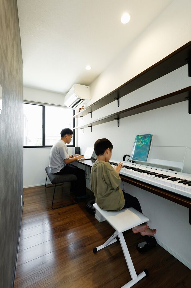 MD studio. 建築士とつくる家 【17坪/3階建て/間取り図】17坪でも鉄骨階段とホール設計で開放感を実現。「洗う・乾かす・しまう」も完結の建築実例画像4