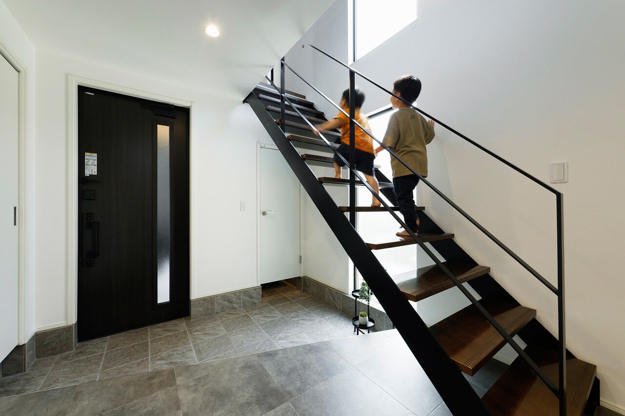 MD studio. 建築士とつくる家 【17坪/3階建て/間取り図】17坪でも鉄骨階段とホール設計で開放感を実現。「洗う・乾かす・しまう」も完結の建築実例画像5