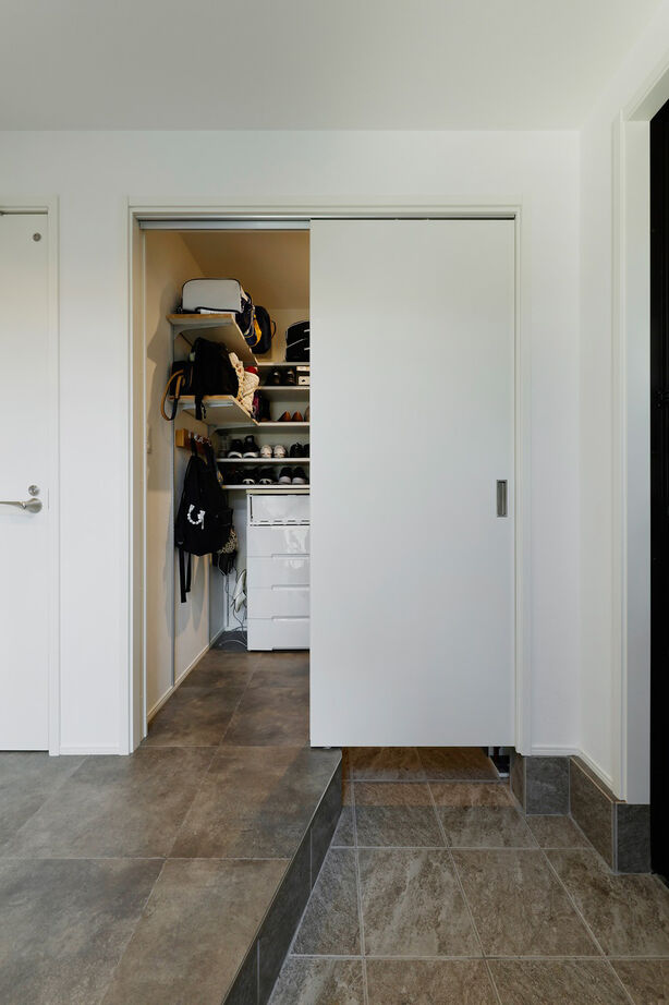 MD studio. 建築士とつくる家 【17坪/3階建て/間取り図】17坪でも鉄骨階段とホール設計で開放感を実現。「洗う・乾かす・しまう」も完結の建築実例画像7