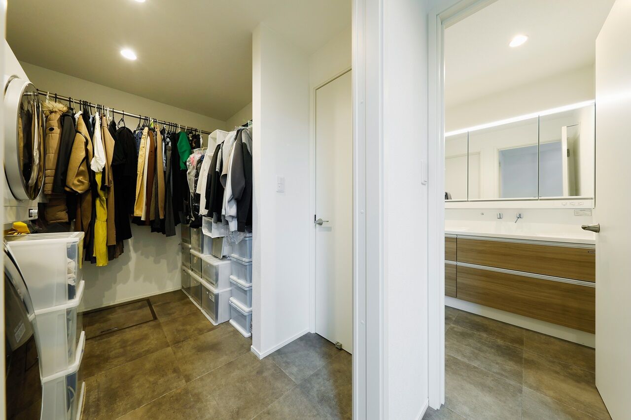 MD studio. 建築士とつくる家 【17坪/3階建て/間取り図】17坪でも鉄骨階段とホール設計で開放感を実現。「洗う・乾かす・しまう」も完結の建築実例画像8