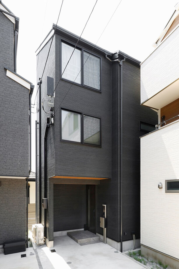 MD studio. 建築士とつくる家 【17坪/3階建て/間取り図】17坪でも鉄骨階段とホール設計で開放感を実現。「洗う・乾かす・しまう」も完結の建築実例画像9