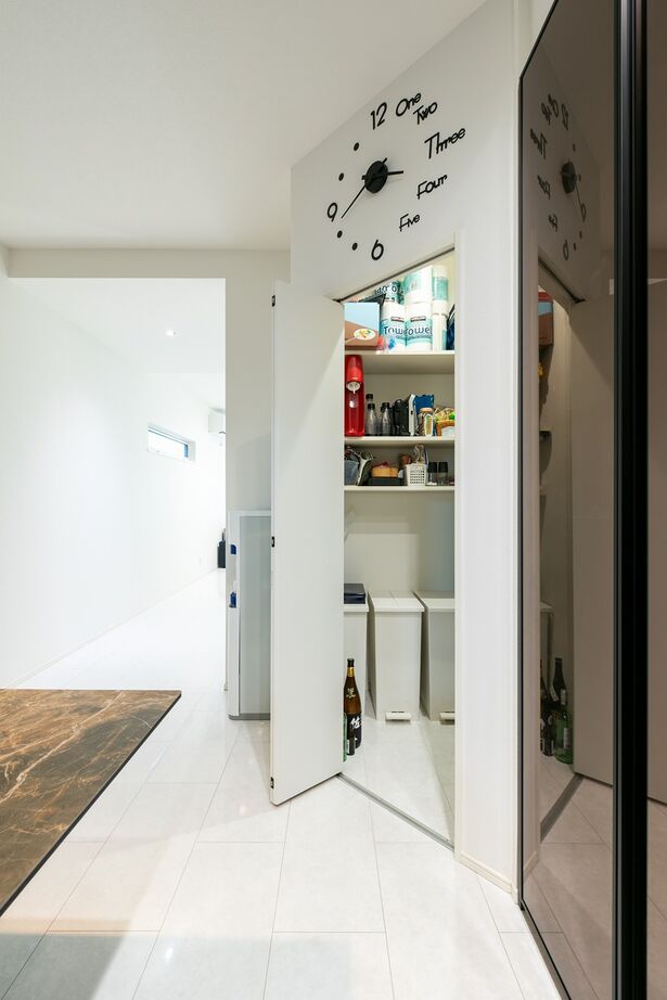 MD studio. 建築士とつくる家 【狭小地/3階建て/間取り図/ガレージ】21坪でも3階LDK+高天井+ルーフバルコニーで、仲間と集う開放感を実現の建築実例画像4