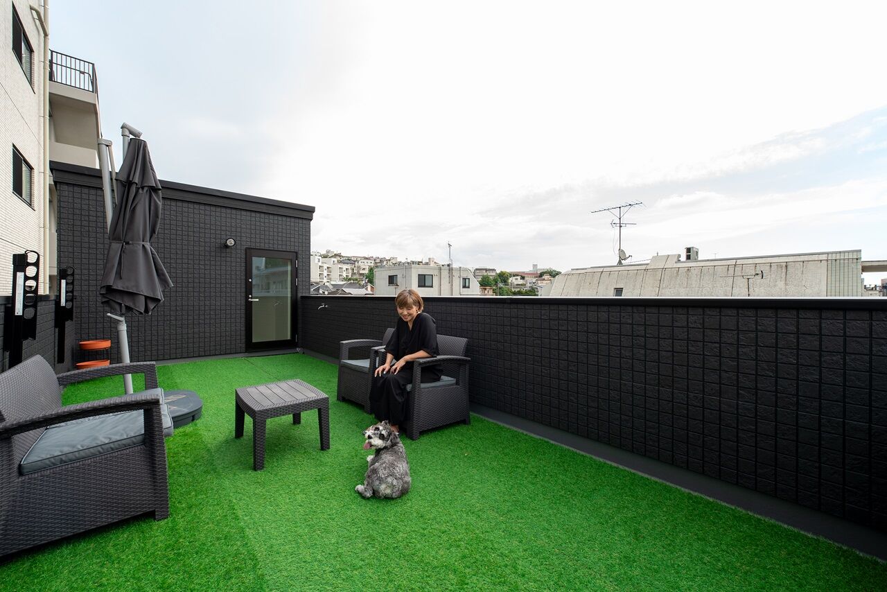 MD studio. 建築士とつくる家 【狭小地/3階建て/間取り図/ガレージ】21坪でも3階LDK+高天井+ルーフバルコニーで、仲間と集う開放感を実現の建築実例画像6