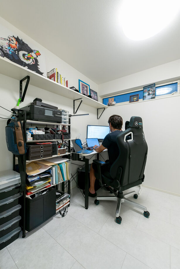 MD studio. 建築士とつくる家 【狭小地/3階建て/間取り図/ガレージ】21坪でも3階LDK+高天井+ルーフバルコニーで、仲間と集う開放感を実現の建築実例画像8