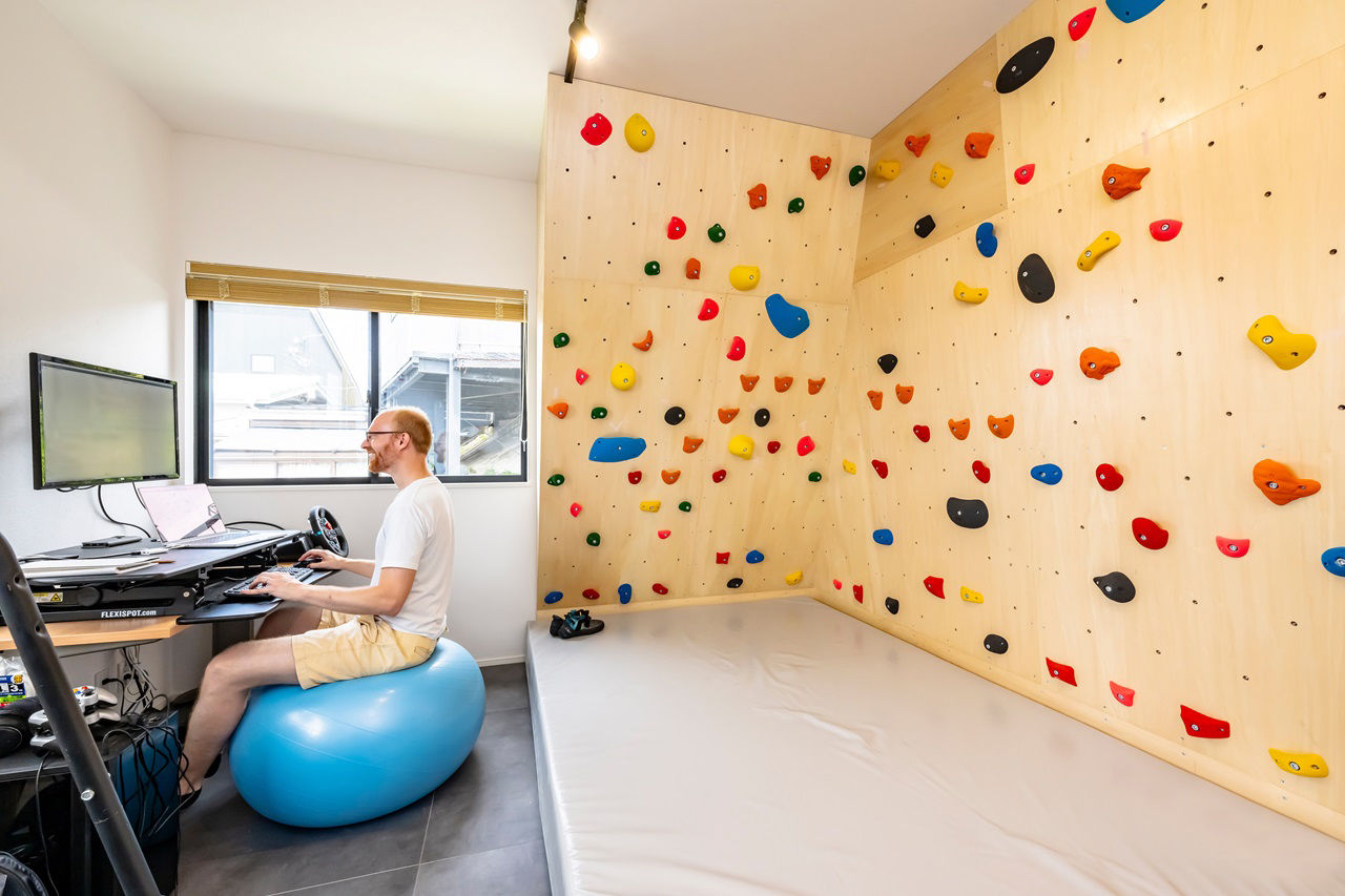 MD studio. 建築士とつくる家 【2階リビング/間取り図/変形地】高台の眺望を活かす窓とルーフバルコニーで、富士山と趣味を楽しむ暮らしの建築実例画像2