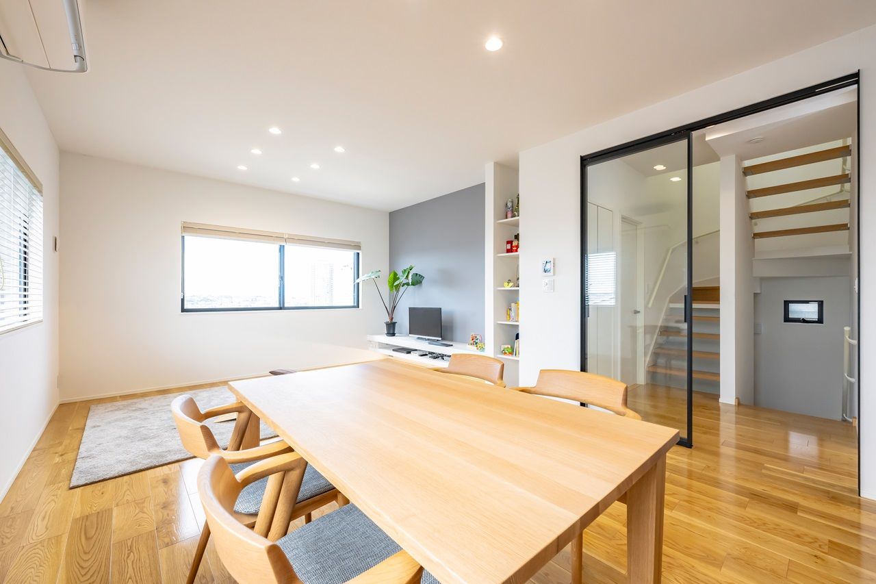 MD studio. 建築士とつくる家 【2階リビング/間取り図/変形地】高台の眺望を活かす窓とルーフバルコニーで、富士山と趣味を楽しむ暮らしの建築実例画像3