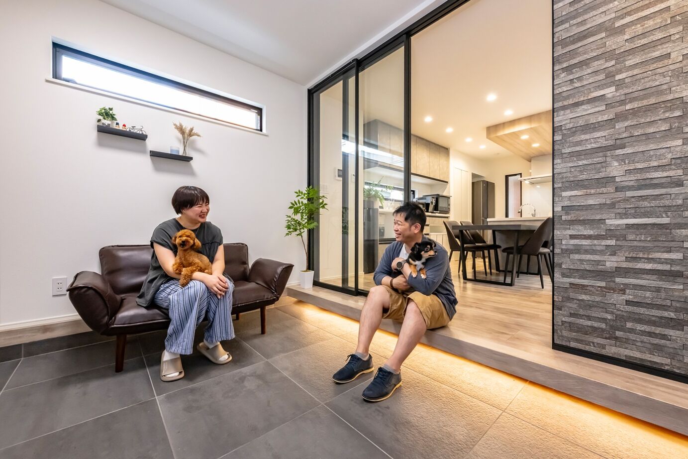 MD studio. 建築士とつくる家 【ペット/23坪/間取り図/狭小地】玄関兼用の広々土間と吹抜け設計が、愛犬と開放的に暮らす毎日を実現の建築実例画像