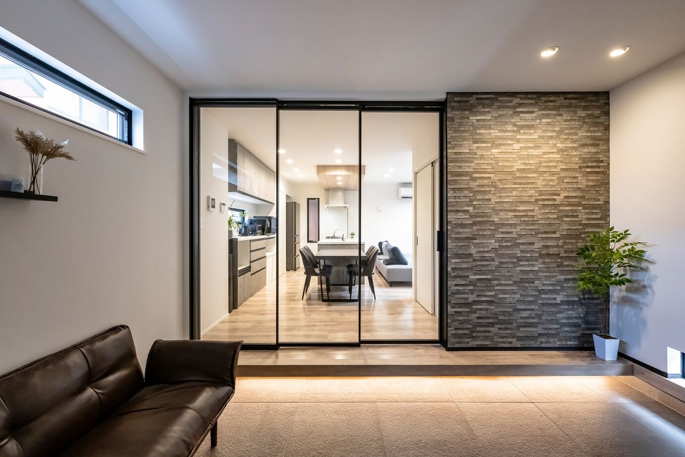 MD studio. 建築士とつくる家 【ペット/23坪/間取り図/狭小地】玄関兼用の広々土間と吹抜け設計が、愛犬と開放的に暮らす毎日を実現の建築実例画像2