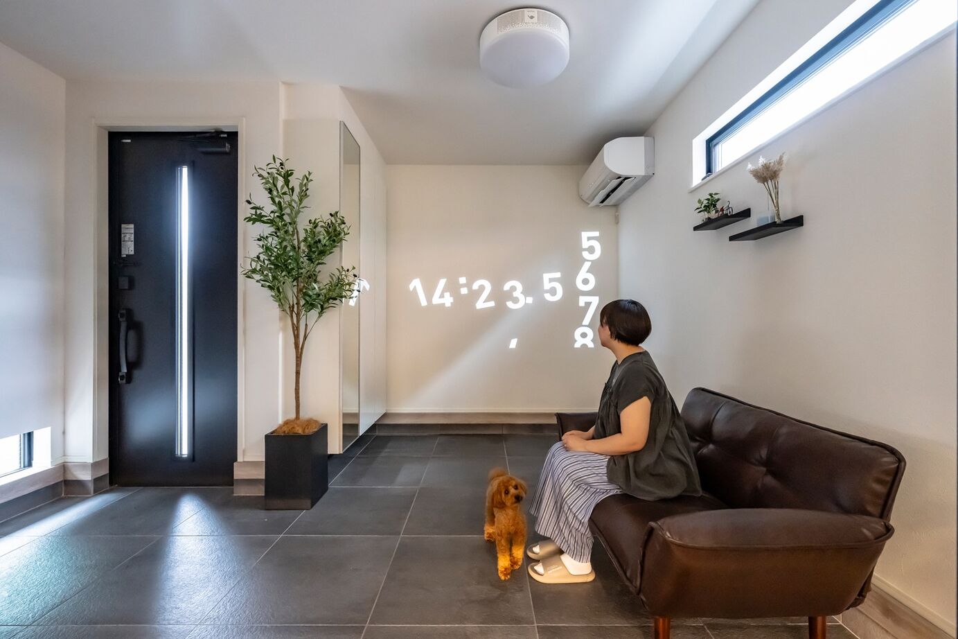 MD studio. 建築士とつくる家 【ペット/23坪/間取り図/狭小地】玄関兼用の広々土間と吹抜け設計が、愛犬と開放的に暮らす毎日を実現の建築実例画像3